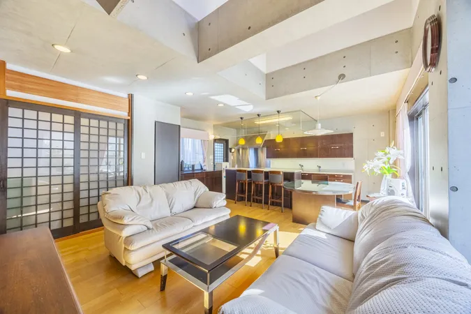 南向きのリビングダイニング。大きな窓から光が差し込み、広々とした空間。1階全室、ブラインドシャッター完備。真夏の日差しや紫外線・太陽の日差しも調整可能。快適な室温で過ごせます。