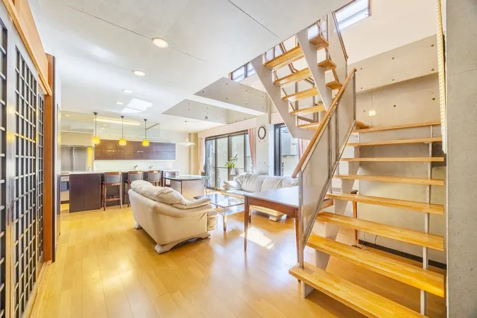 和モダンを感じるRC構造の質感。吹き抜け階段もゆったり。南向き大窓が特徴の20帖のLDK。