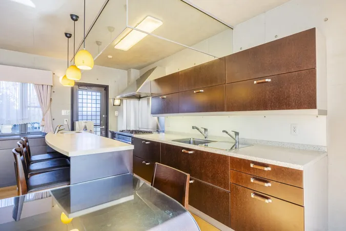 デザイン性の高いTOYOキッチンを採用。アフリカ材を使用したシックでモダンなデザイン。カウンター・ダイニングテーブル・収納を含めて色合わせされたフルオーダー仕様です。