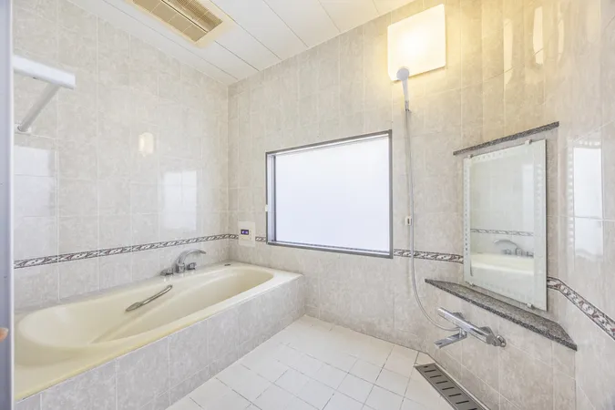 大きな窓から自然光が差し込む開放的な浴室。浴室から庭へ出ることもでき、ゆったりとした入浴時間を楽しめます。