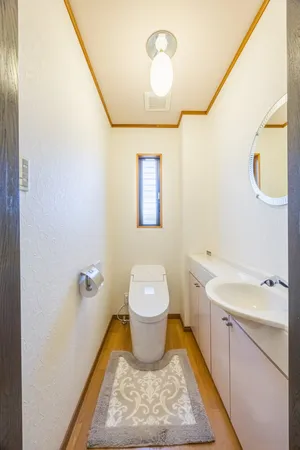 明るい窓付きのトイレ。洗面台も備え、清潔感のある空間です。