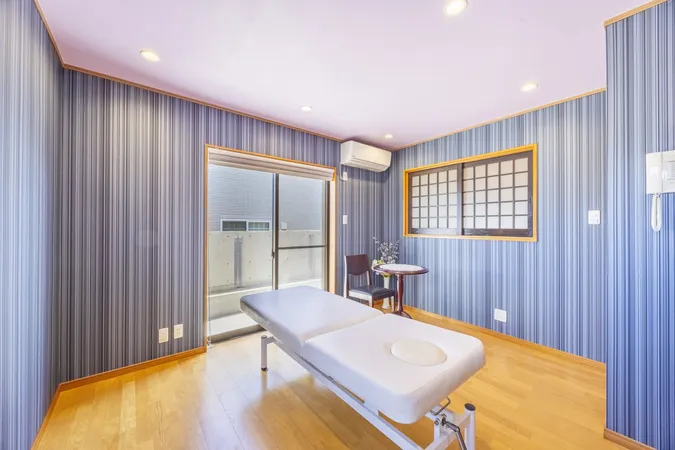 大きなベランダに隣接し、明るい光が差し込みます。