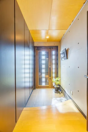 玄関は明るい採光と広めの土間スペースが特徴です。収納も充実しています。