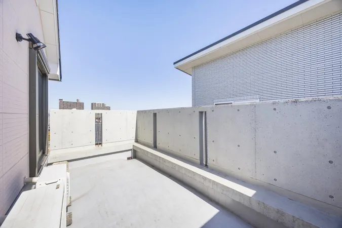コンクリート壁に包まれたプライベートバルコニーは、周囲の視線を気にすることなく、心からくつろげる特別な空間。グランピングを楽しんだり、バーベキューやお子様のプール遊びが楽しめます。