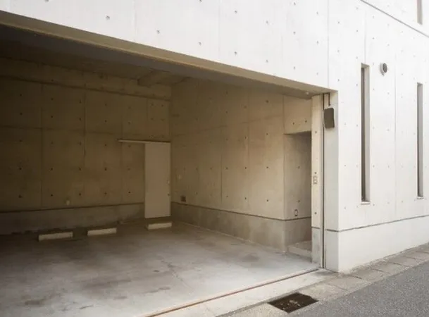 シャッター付きインナーガレージ。2台駐車可能で、雨に濡れずに室内へ移動できます。