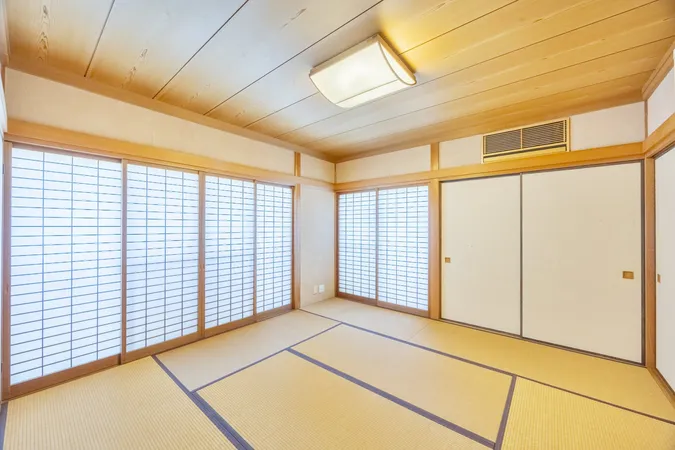 北東向き和室。障子から柔らかな光が差し込み、畳の空間が広々と感じられます。