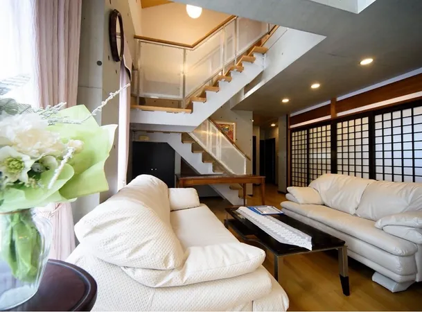 20帖のLDKに隣接する6帖のRC構造空間は、和モダンな雰囲気を感じる落ち着いた空間。リビングと一体的に使うことで、さらに広がりのある開放的な空間になります。