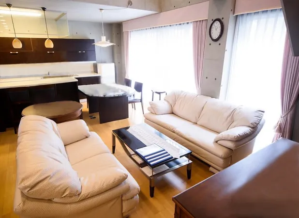 天井高と吹き抜けが生み出す開放的な空間。南側の大きな窓から柔らかな自然光が差し込み、RC構造ならではの重厚感と温かみを感じる20帖のLDK。1階全室には電動ブラインドシャッターを完備