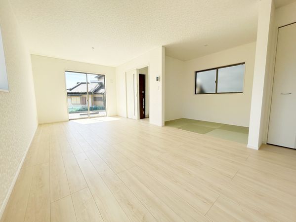 高浜市向山町6丁目 3号棟 リビング 高浜市向山町6丁目 3号棟 リビング