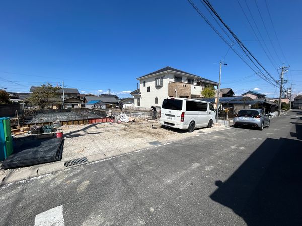 刈谷市泉田町大久屋 新築戸建2号棟 前面道路含む外観