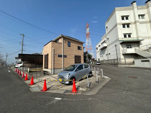 2017年11月築南向き角地の明るい4LDK。JR緒川駅徒歩12分。収納充実で住環境良好。