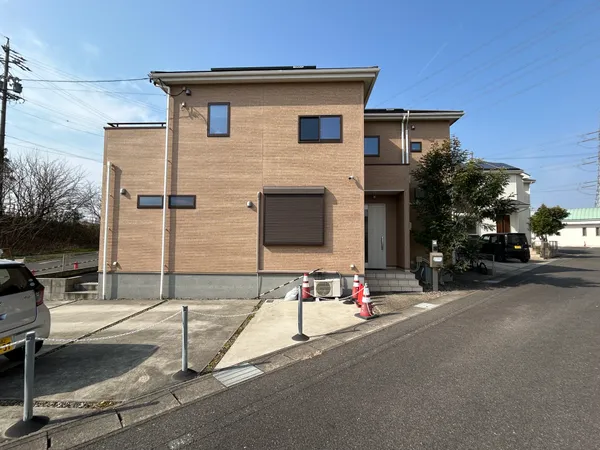 2017年11月築南向き角地の明るい4LDK。JR緒川駅徒歩12分。収納充実で住環境良好。