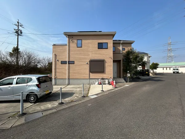 2017年11月築南向き角地の明るい4LDK。JR緒川駅徒歩12分。収納充実で住環境良好。