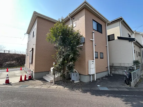 2017年11月築南向き角地の明るい4LDK。JR緒川駅徒歩12分。収納充実で住環境良好。