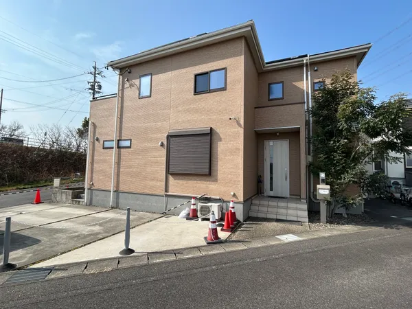 東向きの玄関と駐車スペースがある戸建です。道路からのアクセスが良く、角地で日当良好です。