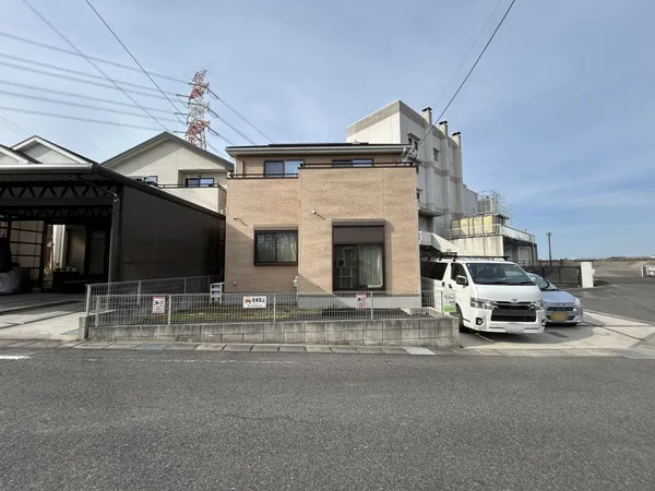 2017年11月築南向き角地の明るい4LDK。JR緒川駅徒歩12分。収納充実で住環境良好。