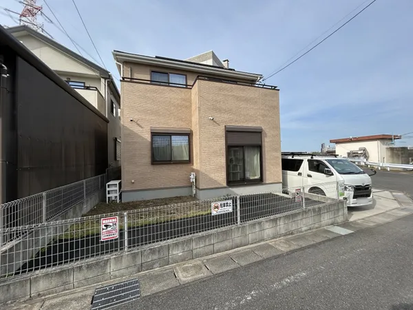 2017年11月築南向き角地の明るい4LDK。JR緒川駅徒歩12分。収納充実で住環境良好。