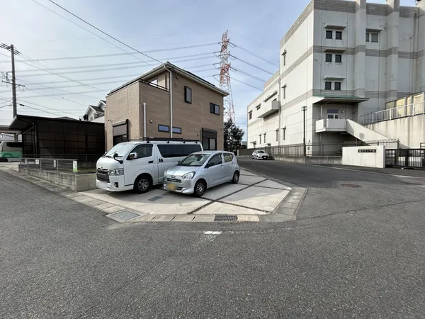 2017年11月築南向き角地の明るい4LDK。JR緒川駅徒歩12分。収納充実で住環境良好。