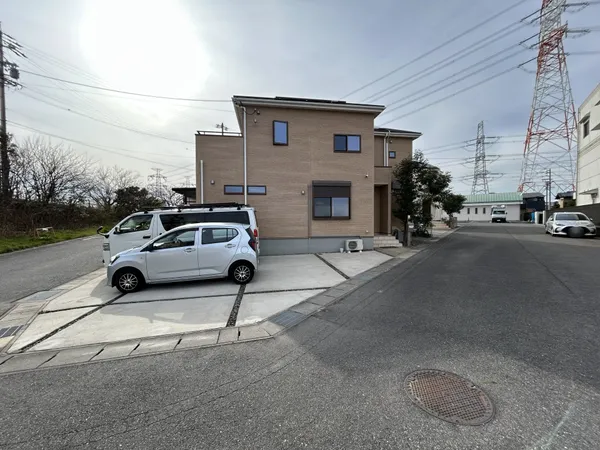 2017年11月築南向き角地の明るい4LDK。JR緒川駅徒歩12分。収納充実で住環境良好。