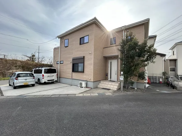 東向きの玄関と駐車スペースがある戸建です。道路からのアクセスが良く、角地で日当良好です。