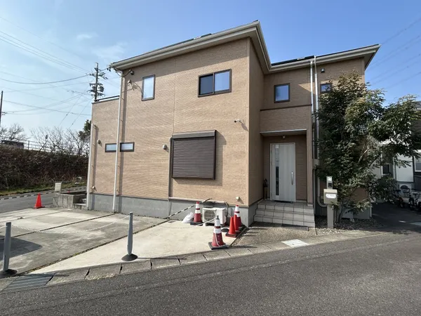 東向きの玄関と駐車スペースがある戸建です。道路からのアクセスが良く、角地で日当良好です。