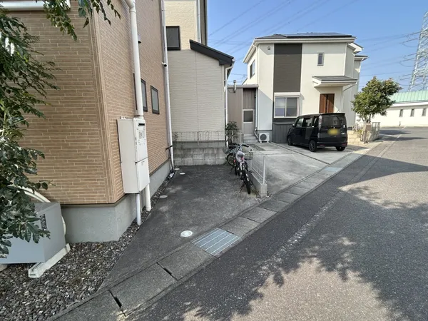 2017年11月築南向き角地の明るい4LDK。JR緒川駅徒歩12分。収納充実で住環境良好。