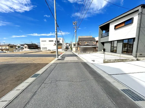 前面道路含む外観