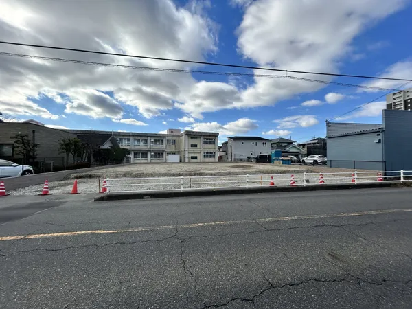 【前面道路含む外観】建築条件ございません。お好きなハウスメーカー・工務店で建築可能です。