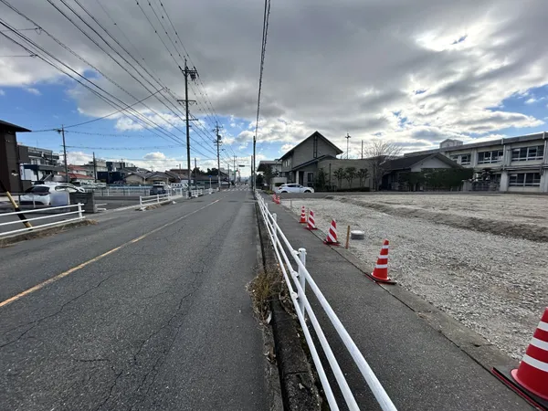 【前面道路含む外観】建築条件ございません。お好きなハウスメーカー・工務店で建築可能です。