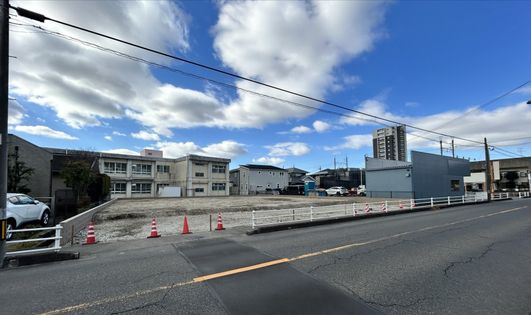 西尾市城崎町5丁目 土地 前面道路含む外観