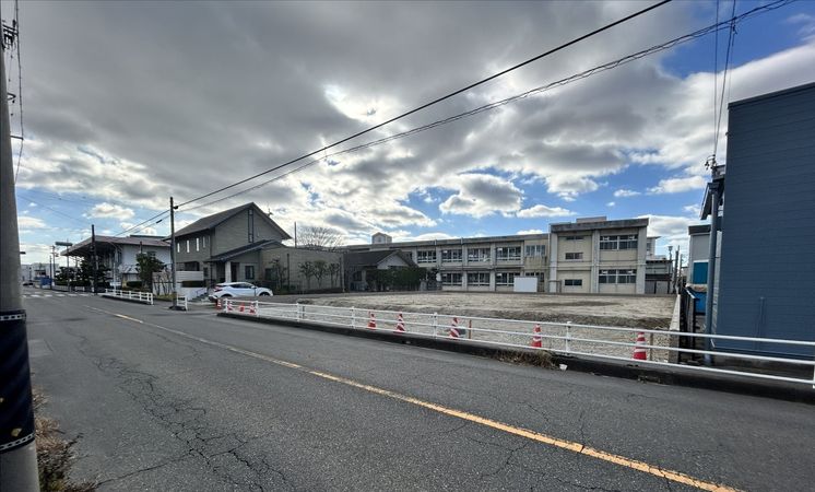 西尾市城崎町5丁目 土地 前面道路含む外観 西尾市城崎町5丁目 土地 前面道路含む外観