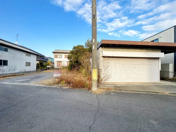 【現地写真】前面道路と高低差の小さいお土地のため、車の出し入れもスムーズに出来ます。