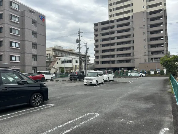 土地面積約215坪の売土地です。建築条件付売地ではないため、お好みのハウスメーカー・工務店にて建築いただけます。