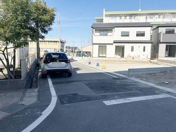 安城市姫小川町姫西二丁目 新築戸建4号棟 前面道路含む外観