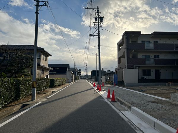 前面道路含む外観