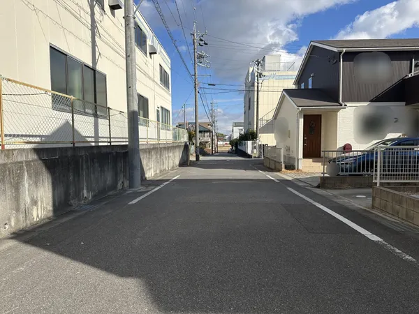 前面道路を含む外観