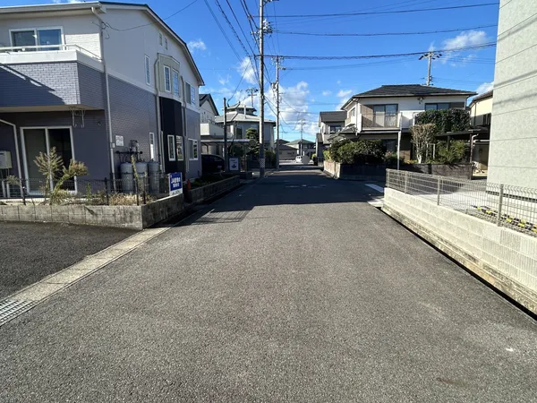 前面道路を含む駐外観