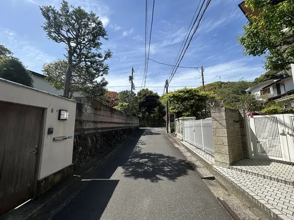 北東側前面道路