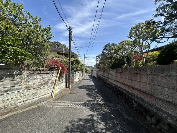 北東側前面道路