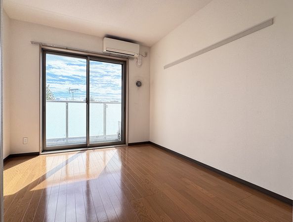 ベルデ 登戸 廊下側から見た洋室（約9.7帖）