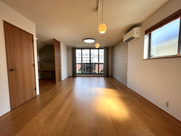 荏田南3丁目戸建 リビングダイニグキッチン　約２１．３帖、床暖房あり