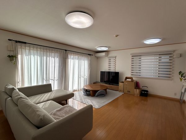 東山田3丁目戸建 2面採光のリビングダイニング　※家具は撤去予定