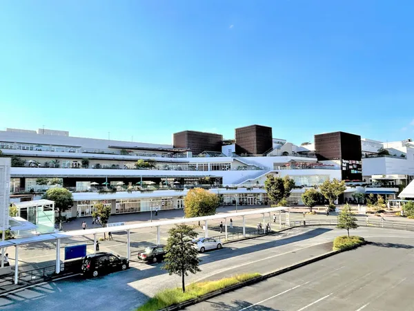 徒歩14分。スーパー「サミットストア」、ドラッグストア「トモズ」、湘南らしさを感じられるショップが多く、映画館もあるJR辻堂駅に直結した施設です。