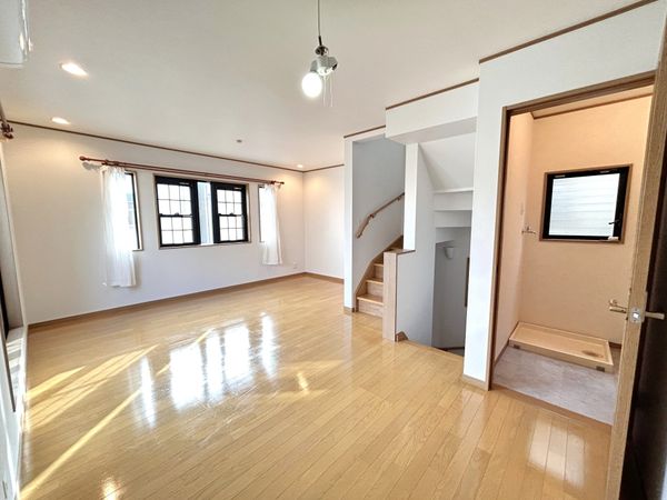 大船2丁目戸建 LDK約14.2帖（カーテン・照明は撤去予定です）