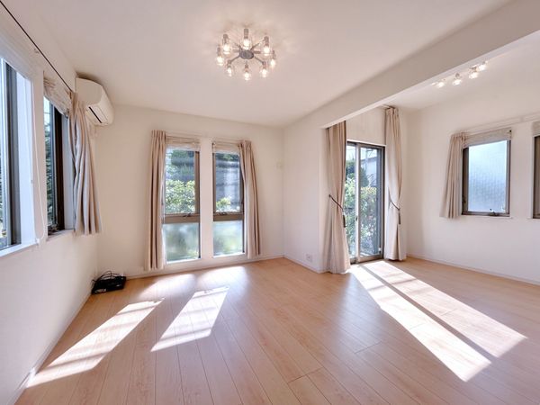 ファインコート鵠沼松が岡 3面採光で陽当たり・通風良好なLD約13.8帖