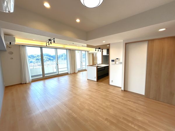 ガーデンアソシエA棟 LDK約24.7帖※レース・ロールスクリーン性能保証外