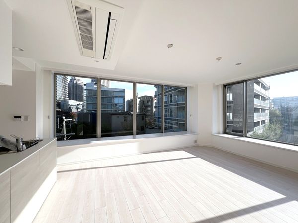 パーク・コート恵比寿ヒルトップレジデンス LDK（約20.9帖）ワイドサッシ採用につき明るいお部屋です