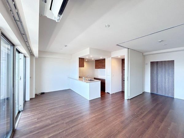 Brillia弦巻 LDK（約15.4帖）洋室（約5帖）クリーニング前の写真です。