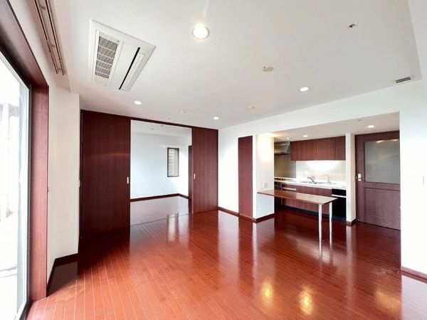 グランドメゾン三軒茶屋の杜 LDK（約16.5帖）洋室とフラットに繋がる間取です。