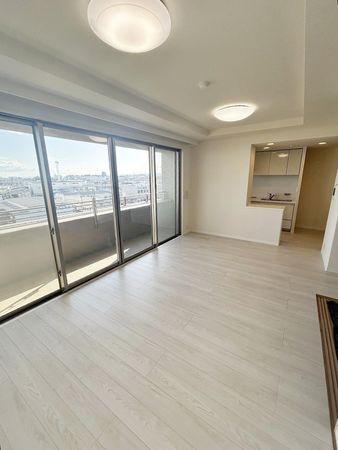 サーパス小鶴新田駅前 キッチン約4.7帖、リビング・ダイニングルーム約12.1帖